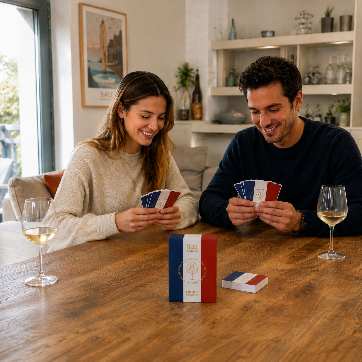 Couple jouant aux cartes à jouer WINE ME sur le thème du vin, avec des verres de vin dans un intérieur chaleureux.