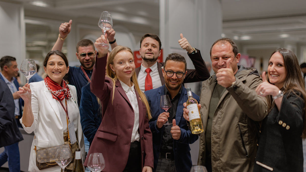 Participants jouant au Casino du Vin WINE ME lors du salon SOMM'UP 2024, animation de dégustation à l'aveugle pour professionnels du vin.