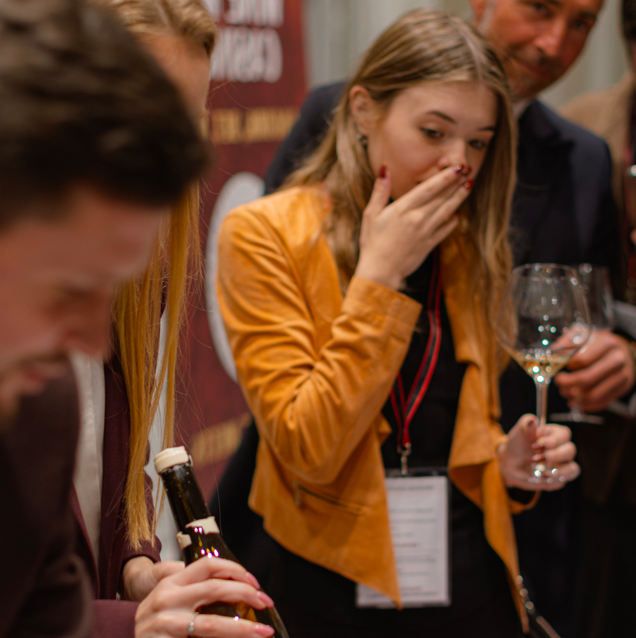 Participants découvrant les arômes d'un vin lors d'une expérience Casino du Vin WINE ME, mêlant dégustation, jeu et pédagogie.