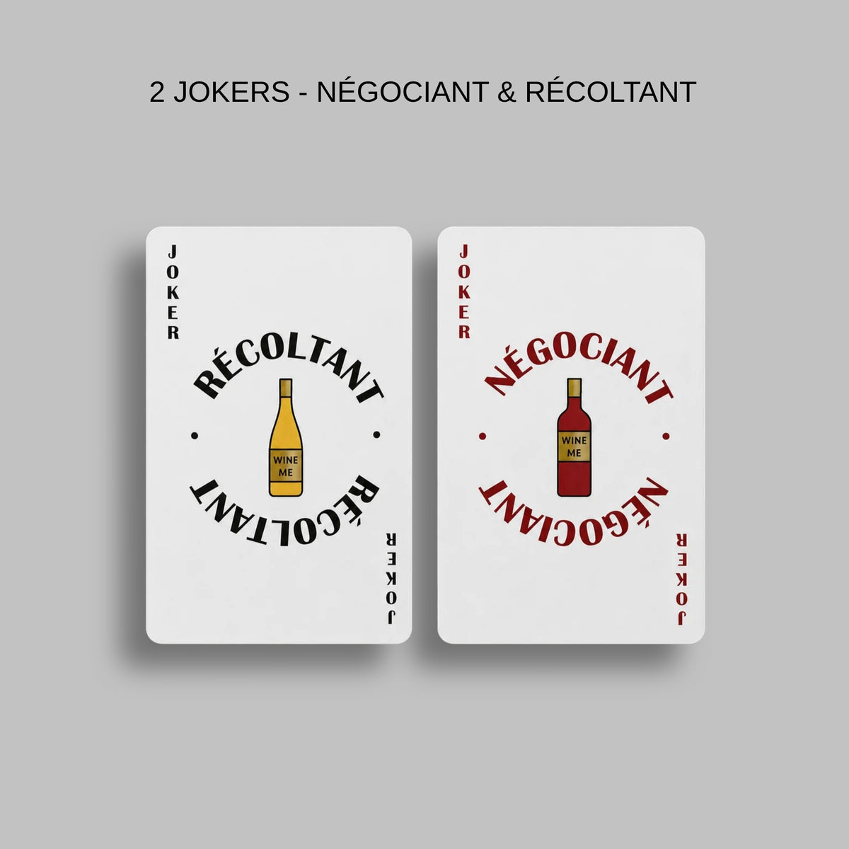 Couple jouant aux cartes à jouer WINE ME sur le thème du vin, avec des verres de vin dans un intérieur chaleureux.