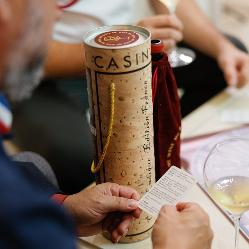 Coffret Wine Me et pochette en velours présentés sur une table lors d’une partie de dégustation de vin.