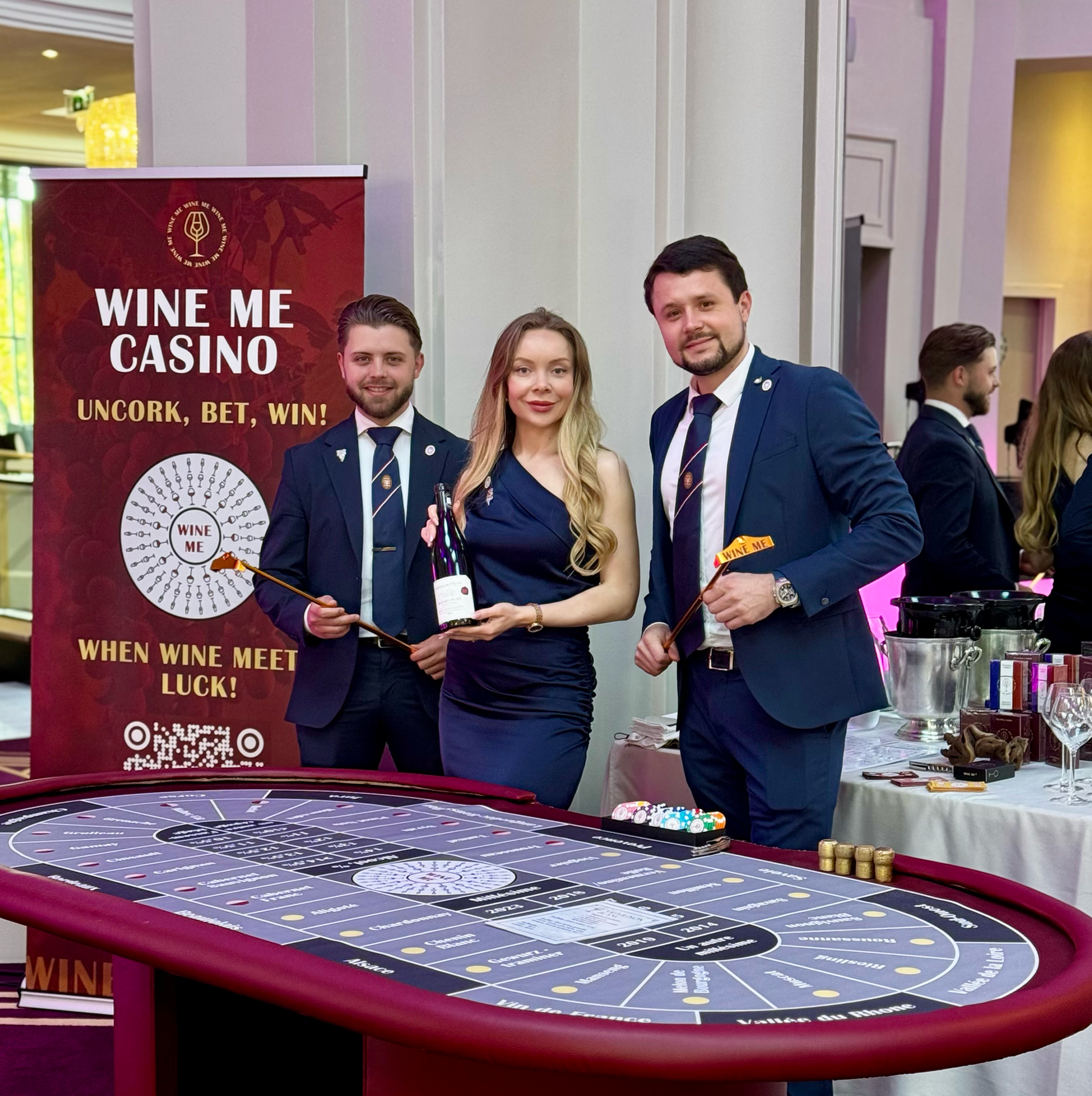 ictoria et Nikita présentent le Casino du Vin WINE ME lors d'un événement œnologique avec la table de jeu officielle et les accessoires WINE ME