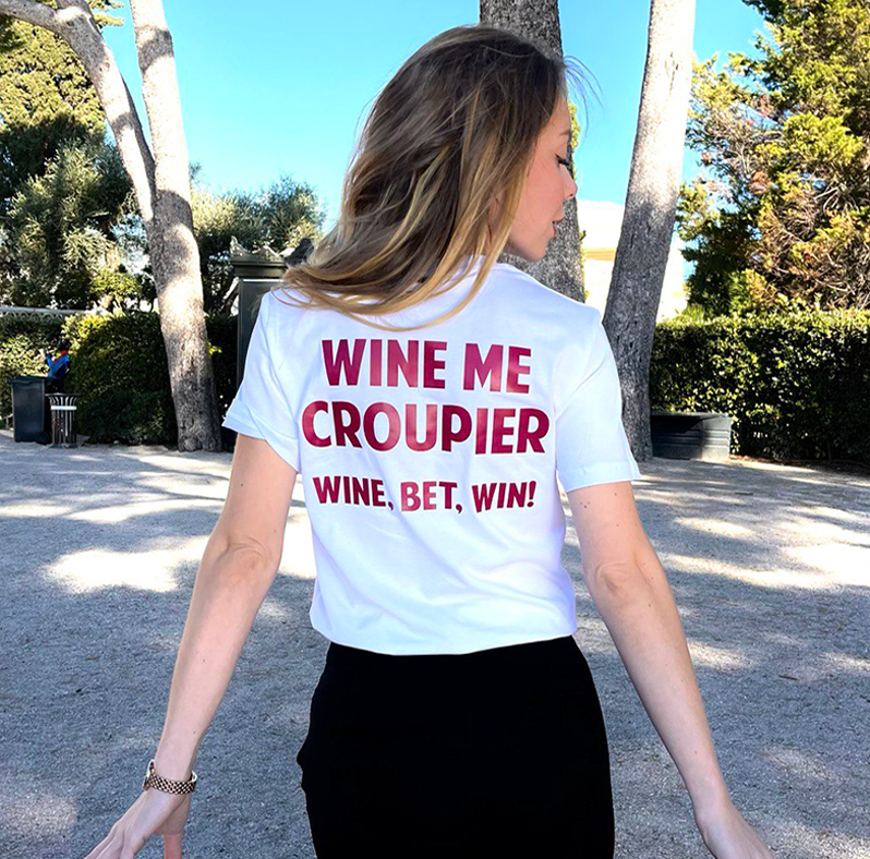 Tenue officielle WINE ME portée par un croupier lors des animations Casino du Vin, illustrant l'identité et l'univers de la marque.